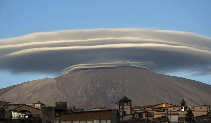 Etna, che spettacolo: la cima avvolta da una rara nube lenticolare