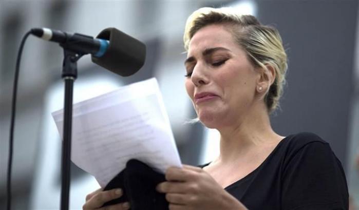 Lady Gaga commossa ricorda le vittime della strage di Orlando