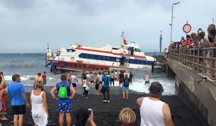 Stromboli, aliscafo contro il molo: salvi i 117 passeggeri