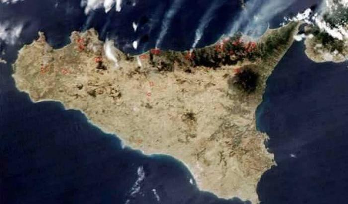 La Sicilia ferita: le immagini dall'alto dei roghi mettono i brividi