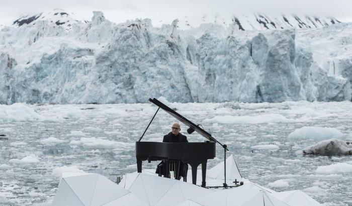 Elegy for the Arctic: lo spettacolo di Ludovico Einaudi che suona fra i ghiacci