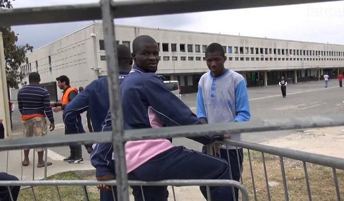 Migranti nel limbo del Cara, aspettando la relocation
