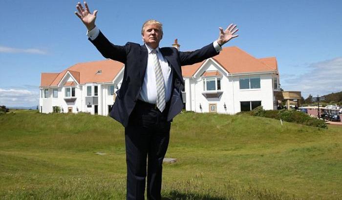 Trump davanti il suo golf club in Scozia