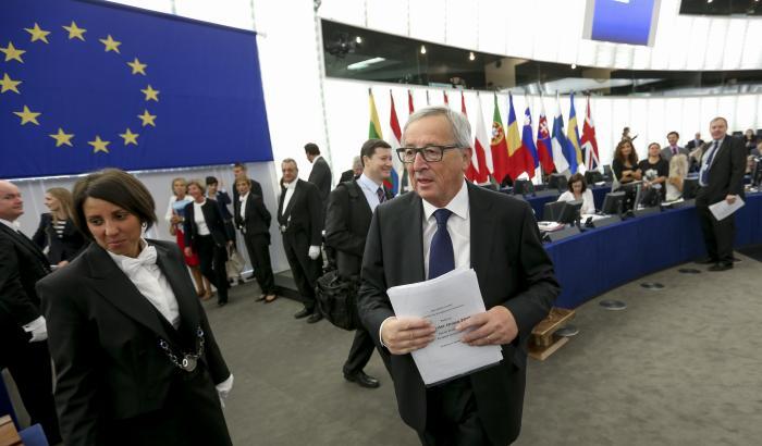 Juncker, la Brexit non la è fine dell'Ue: applauso dei giornalisti