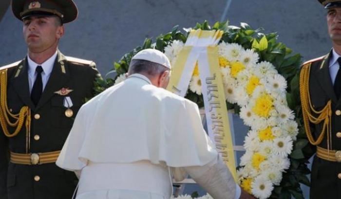 Il Papa depone i fiori