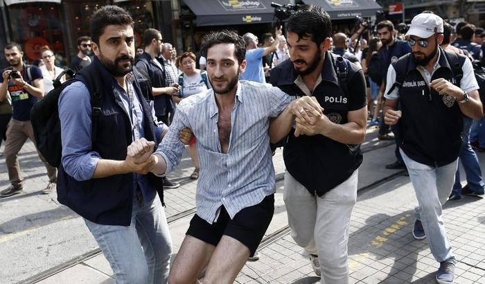 Ancora repressione in Turchia: cariche della polizia contro il Gay Pride a Istanbul