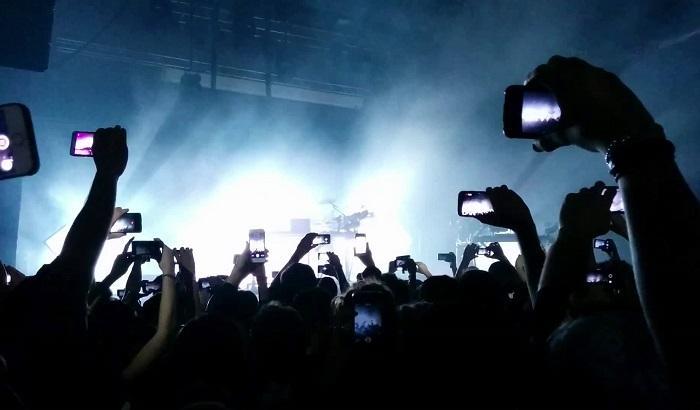 Niente più foto e video ai concerti: Apple bloccherà gli iPhone