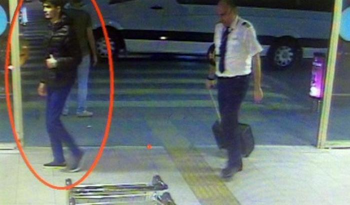 Uno dei kamikaze di Istanbul prima di entrare in azione
