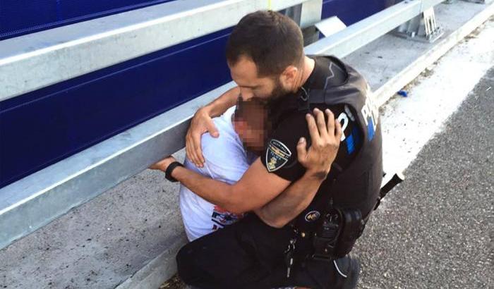 L'emozionante abbraccio tra il poliziotto e l'uomo salvato dal suicidio
