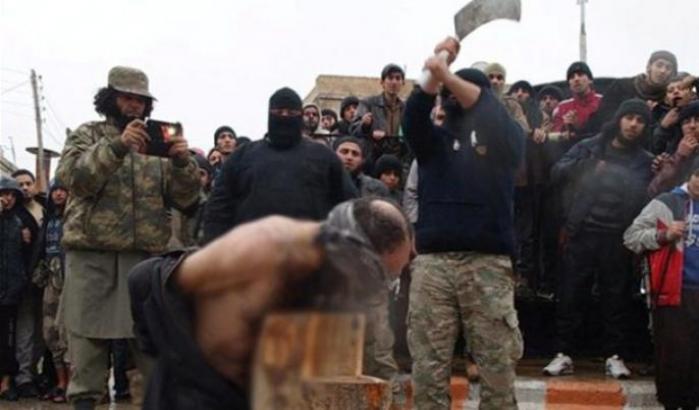 Sono diventati spie americane: l'Isis decapita sei suoi miliziani
