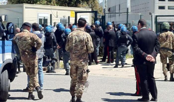 Migranti: nuova protesta al Cara, bloccata via Tiberina