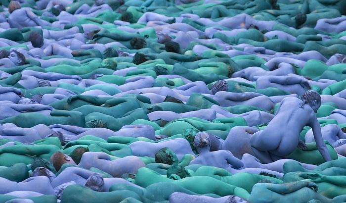 Mare di Hull, 3000 persone nude partecipano agli scatti dell'artista Spencer Tunick