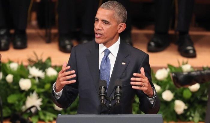 Obama ai funerali degli agenti uccisi: nessuno è immune dai pregiudizi
