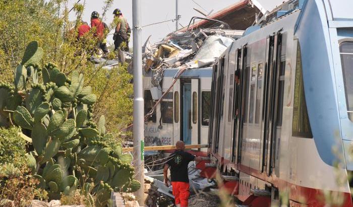 Scontro frontale tra due treni in Puglia: 25 morti e 50 feriti