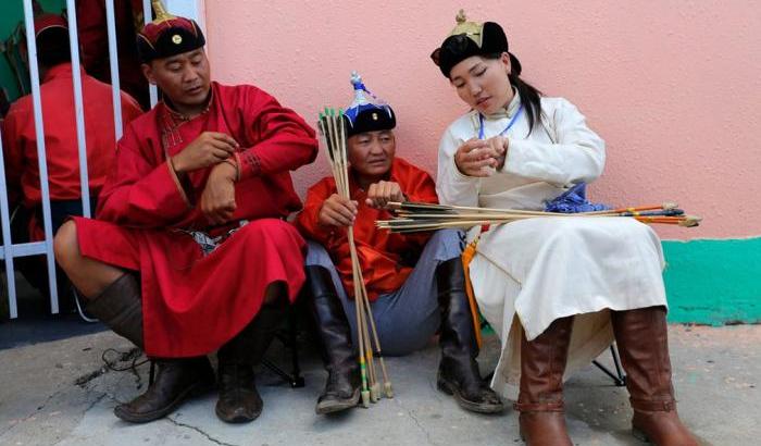 La tradizione millenaria degli arcieri della Mongolia