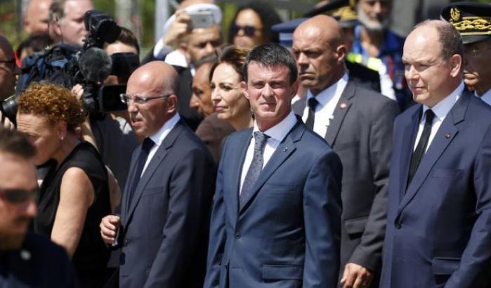 Fischi e 'buu' per il premier Valls all'omaggio delle vittime di Nizza