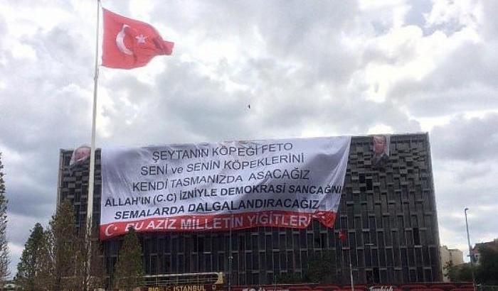 Istanbul, striscione a piazza Taksim contro Gulen: vi impiccheremo tutti