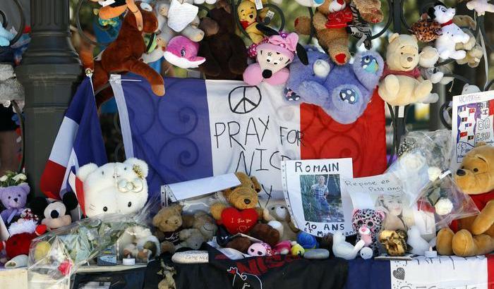 Sciacallaggio a Nizza: vende online gli oggetti persi sulla Promenade dalle vittime