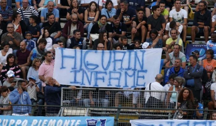 Napoli contro Higuain, rabbia e sdegno: il volto sul camion dell'immondizia
