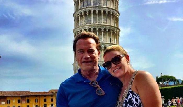 L'ignoranza di Schwarzenegger: va a Pisa e aggiusta la torre