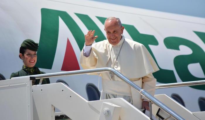 Terrorismo, il Papa: non è guerra di religione ma di soldi
