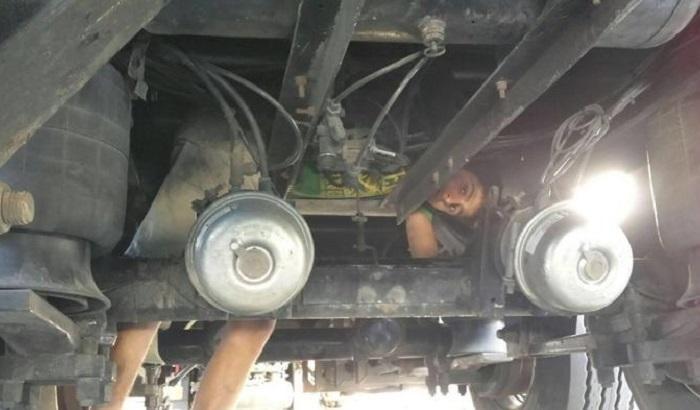 400 km sotto un tir, la rocambolesca fuga dall'Afghanistan di un 15enne