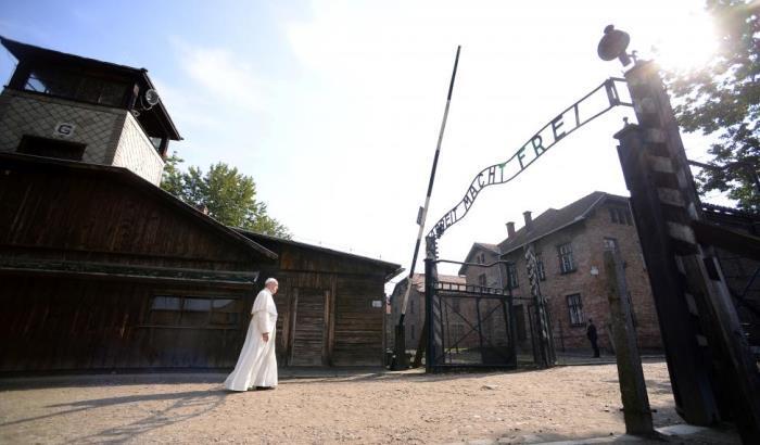 Francesco ad Auschwitz: Signore perdona tanta crudeltà