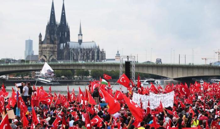 032695-la-manifestazione-pro-erdogan-in-germania La manifestazione pro Erdogan in Germania