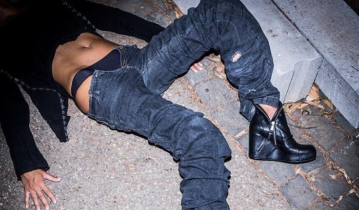 Per far pubblicità alle scarpe, strizzano l'occhio allo stupro