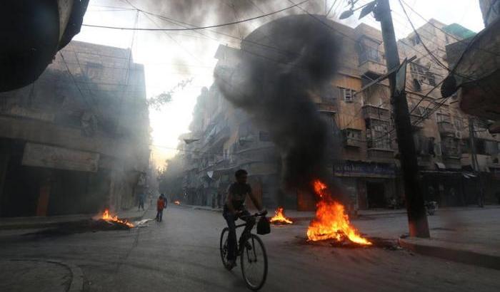 Una strada di Aleppo subito dopo un bombardamento