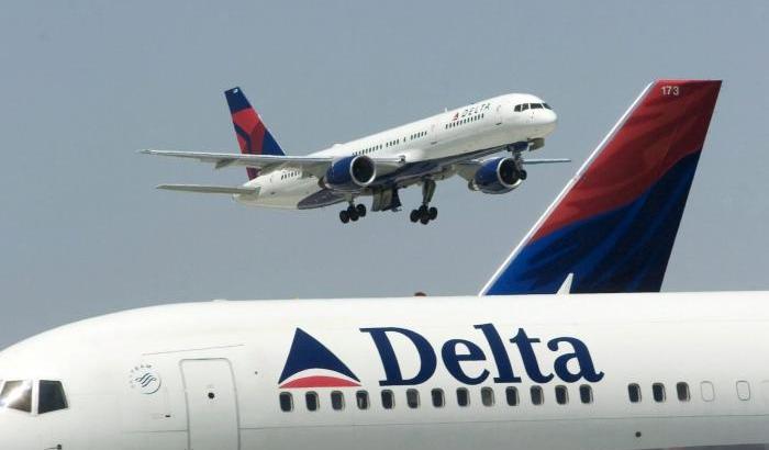 Problemi ai pc della Delta: revocato lo stop dei voli, ma caos negli aeroporti