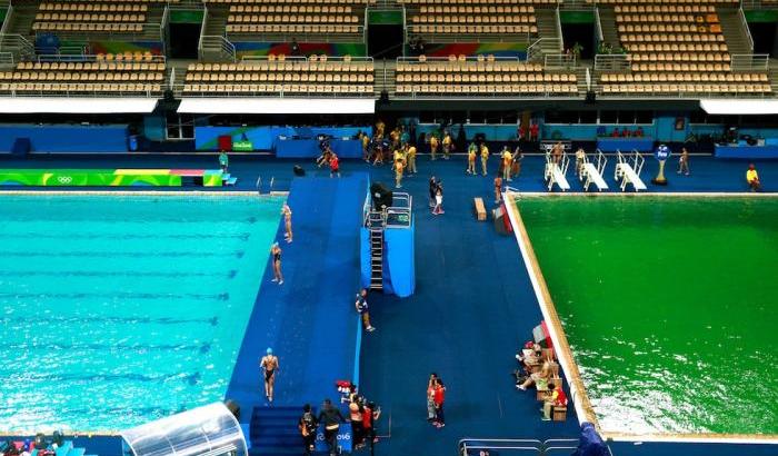 Olimpiadi: il mistero della piscina diventata verde