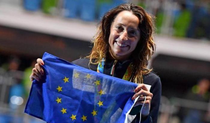 L'Isis non vincerà: Elisa Di Francisca sul podio con la bandiera Ue