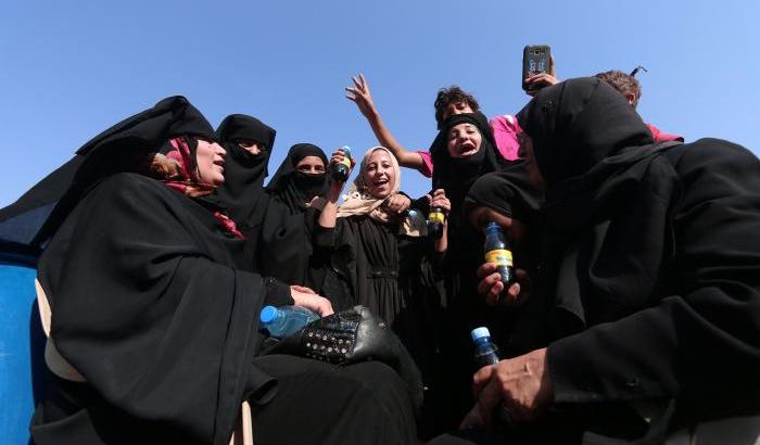 La gioia delle donne di Manbij liberate dall'Isis