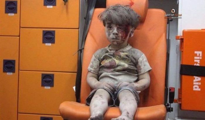Aleppo, il dramma della guerra ha il volto del bimbo salvato dalle macerie
