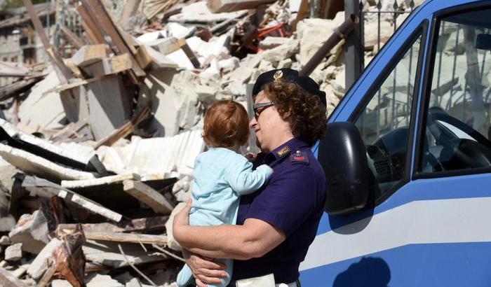 Questa piccolina invece ce l'ha fatta, ma è rimasta sola, mamma papà e fratellino sono morti