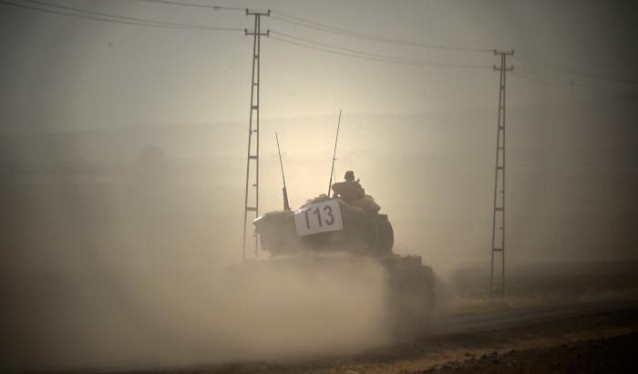 Dopo i bombardamenti contro Isis e curdi, i carri armati turchi entrano in Siria