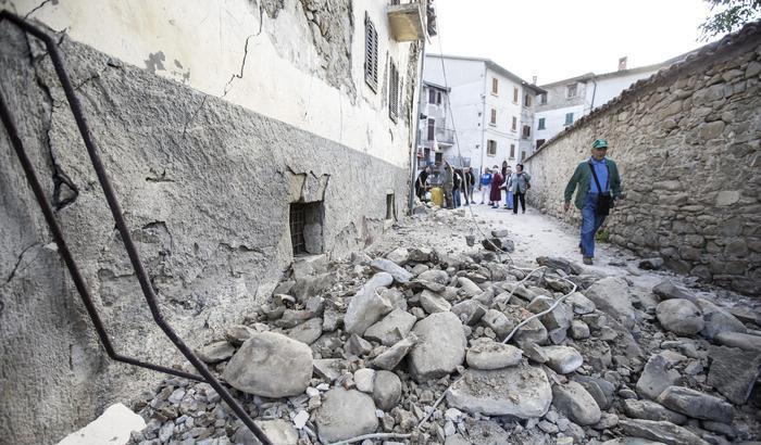 03294E-la-distruzione-nei-paesi-colpiti-dal-sisma La distruzione nei paesi colpiti dal sisma