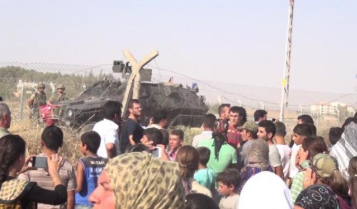 La protesta dei curdi al confine tra Kobane e la Turchia