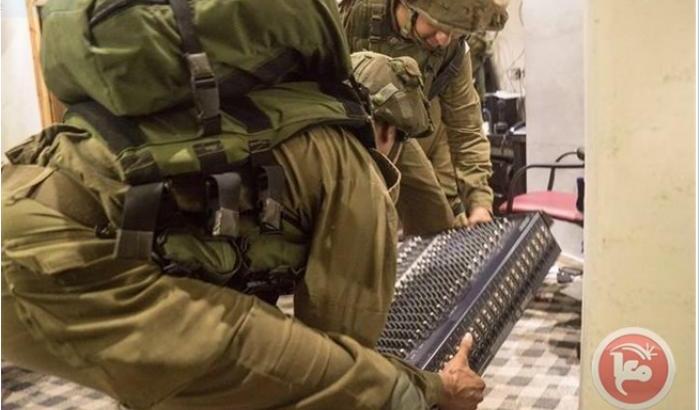 Palestina: l'esercito israeliano chiude una radio, 5 arresti