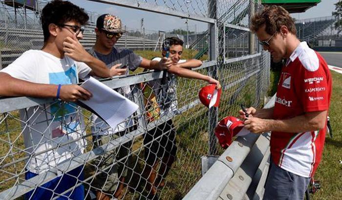 Vettel firma autografi sul circuito di Monza nella prima giornata del Gp d'Italia
