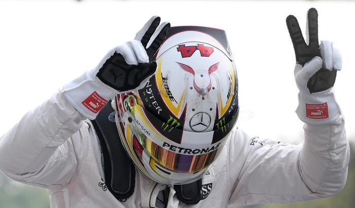 Hamilton festeggia la pole position sul circuito di Monza