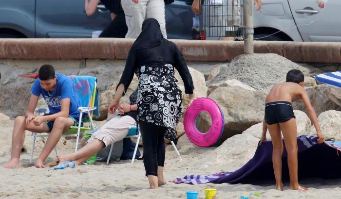 Una donna con il burkini