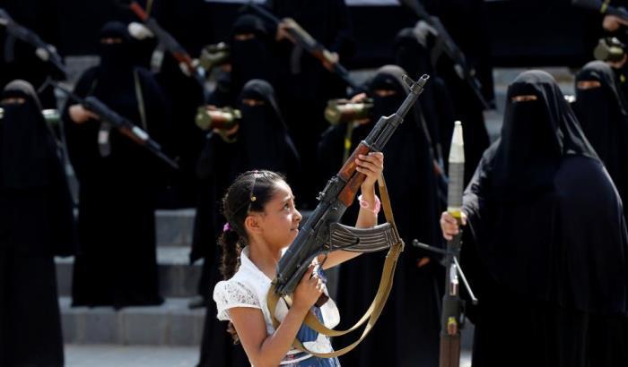 Sanaa, la parata delle donne Houthi armate