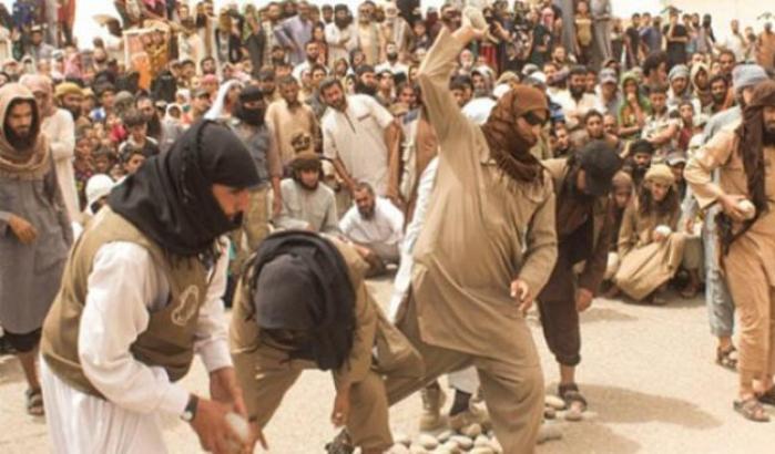 032BCD-immagini-di-una-lapidazione-sotto-lo-stato-islamico Immagini di una lapidazione sotto lo Stato Islamico