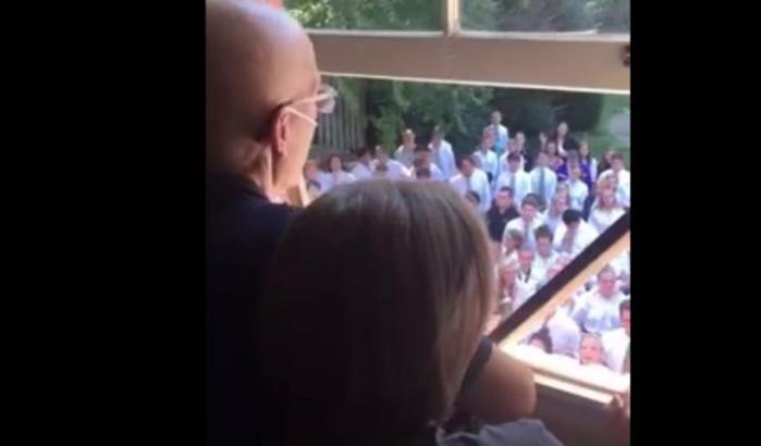 Il prof. è malato di cancro: 400 studenti gli infondono forza cantando sotto casa
