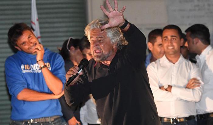 Beppe Grillo sul palco di Nettuno