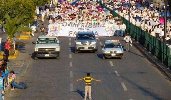 Piccoli eroi crescono: a 12 anni ferma la marcia anti-gay