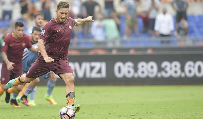 032CFF-totti-segna-il-rigore-che-permette-alla-roma-di-vincere-3-a-2-sulla-sampdoria Totti segna il rigore che permette alla Roma di vincere 3 a 2 sulla Sampdoria