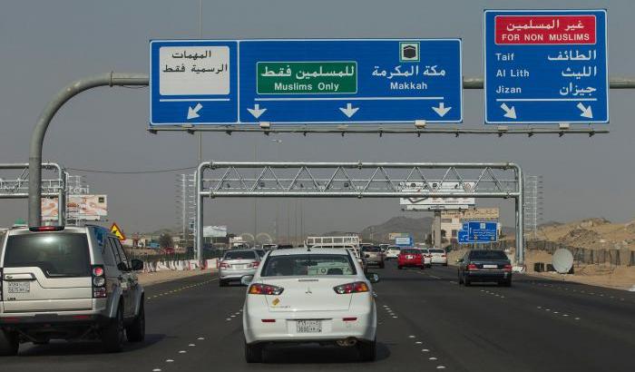 Un cartello stradale alle porte de La Mecca